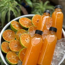 น้ำส้มคั้นสด 100%