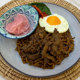 Jajang Noodles with Egg&Beef (บะหมี่ดำเกาหลีแห้งใส่ไข่และเนื้อ)
