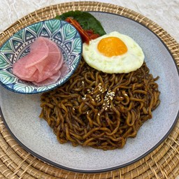Jajang Noodles with Egg (บะหมี่ดำเกาหลีแห้งใส่ไข่)