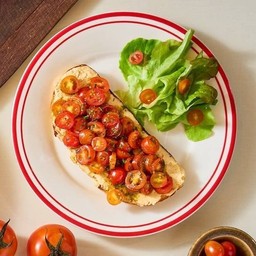 TT9 Hummus Tomato on toast ขนมปังหน้าฮัมมุสและมะเขือเทศ