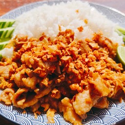 ข้าวหมูทอดกระเทียม