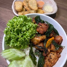 โคตรอิ่ม! ข้าวกะเพราปลากะพงกรอบ + กะเพรานักเก็ตไก่