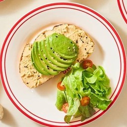 TT8 Hummus & Avo on toast ขนมปังหน้าฮัมมุสและอโวคาโด้