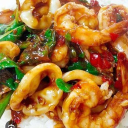 ผัดกระเพราทะเลราดข้าว