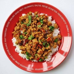 กะเพราหมูสับราดข้าวหอมมะลิ 180 กรัม