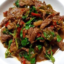 กระเพราเนื้อชิ้น