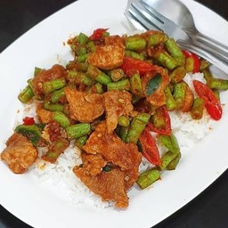 ข้าวพริกแกงหมูชิ้น(หมูหมัก)ใส่ถั่วฟักยาว