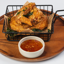 ปีกไก่ทอด Deep-Fried Chicken Wings.