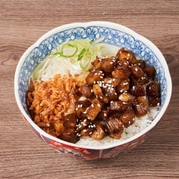 ข้าวหน้าหมูชาชูเคลือบซอสสูตรเฉพาะ