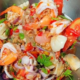 ยำทะเลล้วนๆ กุ้ง หมึก เห็ดหูหนูขาว