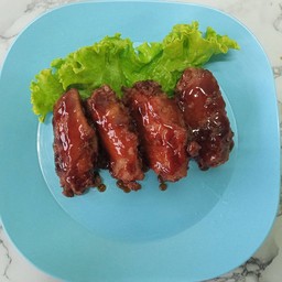 ปีกกลางราดซอสเผ็ด4 ชิ้น