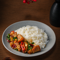 กะเพราหมูกรอบราดข้าวStir-fried Crispy Pork Skin with Basil and Chili over Rice.