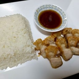 ข้าวหมูกรอบซอสน้ำปลา