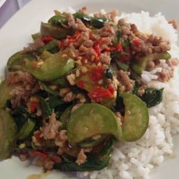 ผัดมะเขือยาวราดข้าว