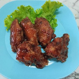 ปีกบน + ปีกกลางไก่ ราดซอสเผ็ด