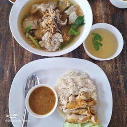 ข้าวมันไก่ ต้มเลือดหมู กระเพาะปลา โจ๊ก