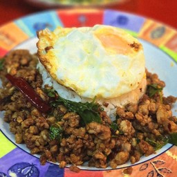 ข้าวผัดกระเพราหมูสับพริกแห้งหอมๆ