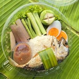 ข้าวน้ำพริกปลาทู ไข่ต้ม
