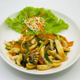 ปลาหมึกผัดไข่แดง