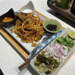 ข้าวซอยผัดแห้ง - น่องไก่