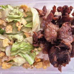 ข้าวราดกะหล่ำปลีผัดไข่+หมูทอด