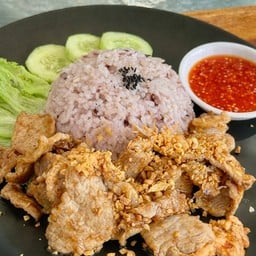 ข้าวหมูทอดกระเทียม