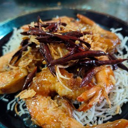 ข้าวราดกุ้งทอดซอสมะขาม