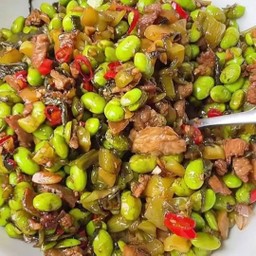 ข้าวผัดถั่วแระญี่ปุ่นใส่มันหมู-毛豆炒油渣盖饭