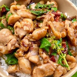 กะเพราไก่พริกแห้งราดข้าว