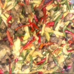 ข้าวซี่โครงหมูผัดพริก-姜爆排骨盖饭