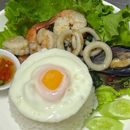 ข้าวกะเพราทะเลไข่ดาว