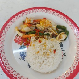 กุ้ง-ปลาหมึกผัดกระเพราะราดข้าว