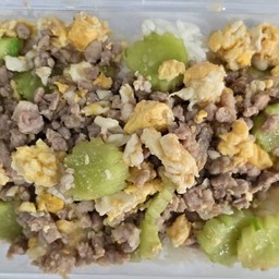 ข้าวราดแตงกวาผัดไข่ใส่หมูสับ