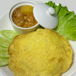 ข้าวไข่เจียว + แกงมัสมั่น