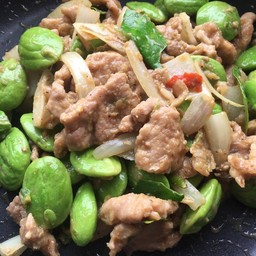 หมูชิ้นผัดสะตอกะปิ