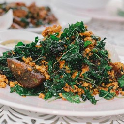 กระเพราไก่ไข่เยี่ยวม้า(กับข้าว)