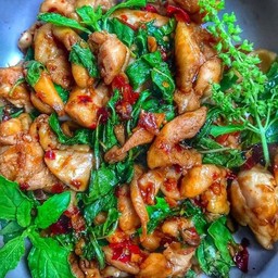 กระเพราเนื้อ ราดข้าว