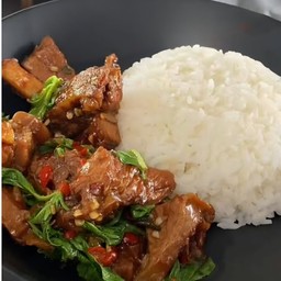 [อร่อยซ่ากับโค้ก] ข้าวกะเพราเนื้อตุ๋น +  โค้ก ไม่มีน้ำตาล (ขวด)