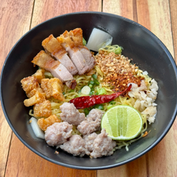 ก๋วยเตี๋ยวต้มยำหมูเด้ง หมูกรอบ กากหมูเจียว