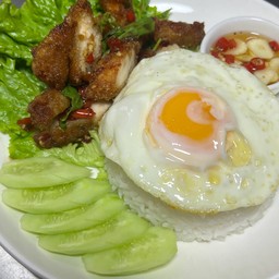 ข้าวกะเพราไก่กรอบไข่ดาว