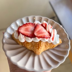 ครัวซองครีมชีสสตอเบอรี่