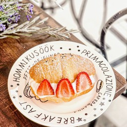 Strawberry Fresh Cream Shio Pan สตรอเบอร์รี่ ครีมสด ชิโอะปัง Limited!!
