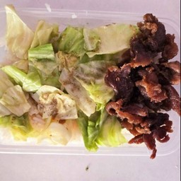 ข้าวราดกะหล่ำปลีผัดน้ำปลา+หมูทอด