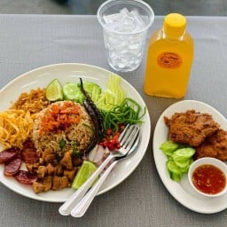 ข้าวคลุกกะปิ เจ๊หุยตลาดน้อย ถ. กัลปพฤกษ์ ติดถนนใหญ่แยกกำนันแม้น ตรงข้ามโฮมโปร ถนนกัลปพฤกษ์