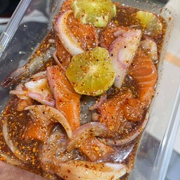 ก้อยมะนาวกุ้งสดแซลมอน