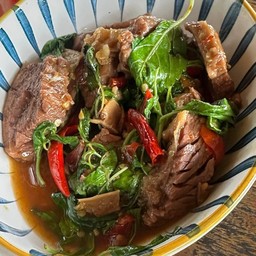 กะเพราเนื้อตุ๋น(กับข้าว)
