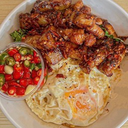 ข้าวหน้า สามชั้นกะเพรา