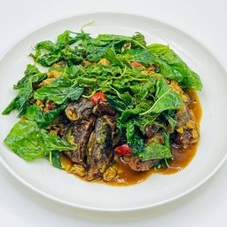 ไข่เยี่ยวม้าผัดกะเพรา