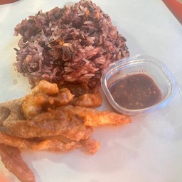 ข้าวเหนียวหมูทอดโอปป้าน้อยเชียงราย(ตลาดสดเจ้เป้า เอื้ออาทรร่มเกล้า2)