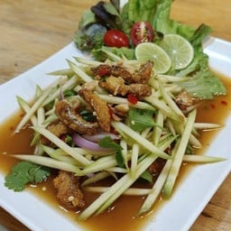 ยำมะม่วงปลากรอบ